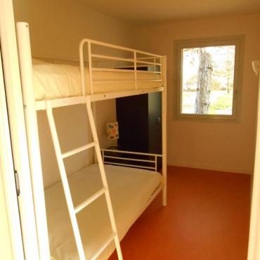 Chambre lit superposé dans les cottages du camping de Bellebouche