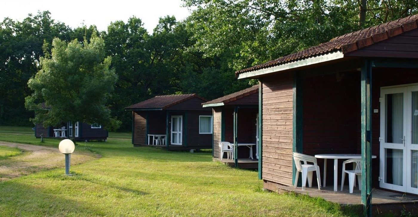 Chalet en bois avec terrasse couverte et mobilier de jardin