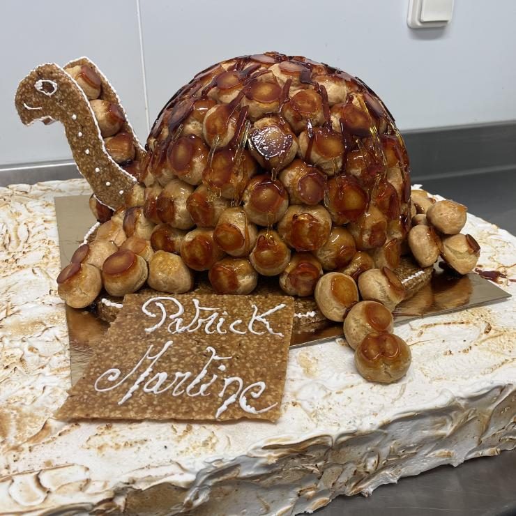 Pièce montée décorée servie lors d'une fête de famille au domaine