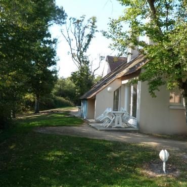 Gîte de quatre personnes vu depuis la pelouse, avec sa terrasse