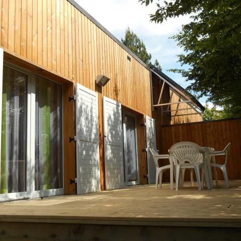 Observatoire ornithologique en bois installé au bord d'un étang