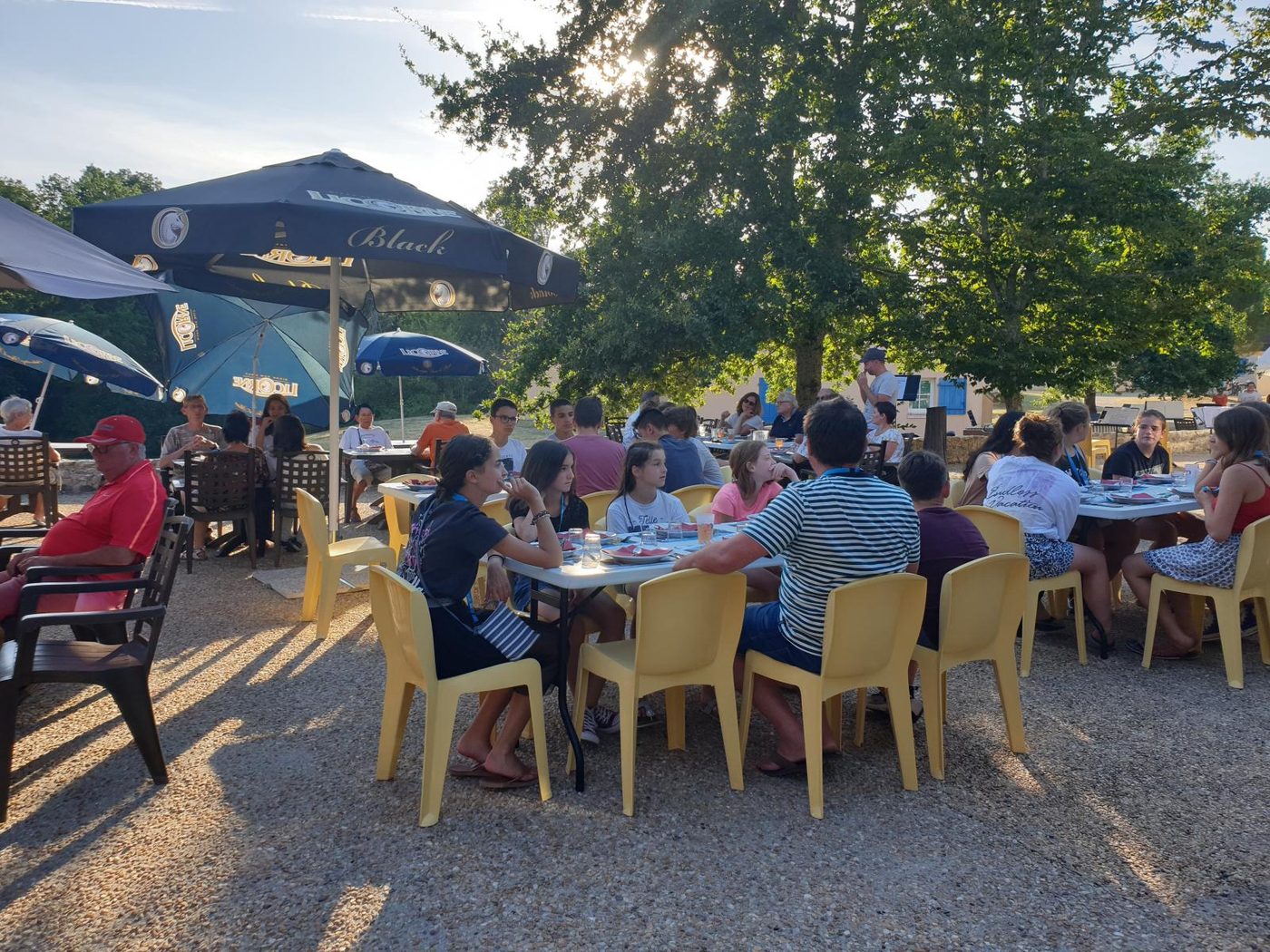 Terrasse du restaurant Le Panoramic avec des tables occupées, sous les arbres