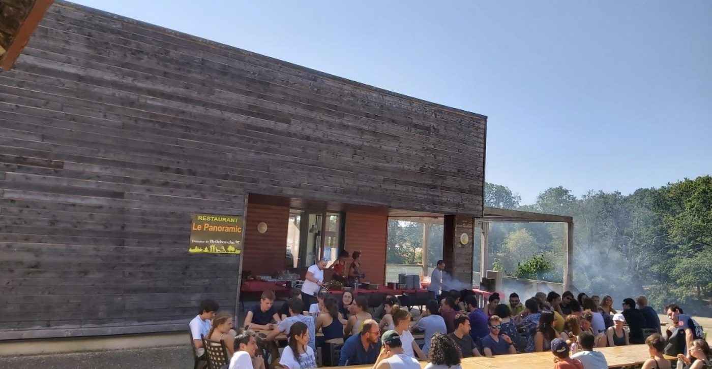 Repas de groupe servi dans la salle événementielle du domaine